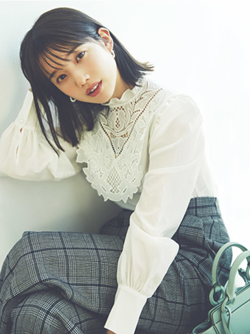 パフスリーブや立ち襟など、クラシカルなディテールが女性らしい。ボトムはチェックのパンツで引き締め。ブラウス￥32,000／ルル・ウィルビー（アルアバイル）、パンツ￥21,000／ジルスチュアート ルミネ新宿店、ピアス￥13,600／ウルフ サーカス（シップス 有楽町店）