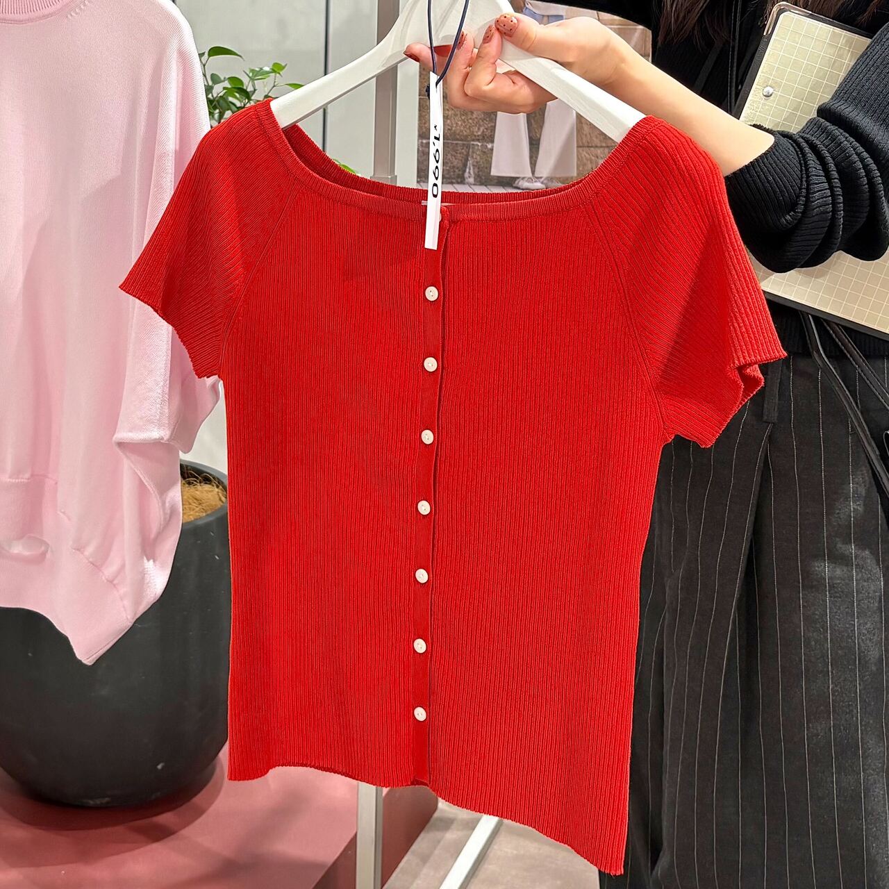 リブボートネックカーディガン／1,990円（税込）